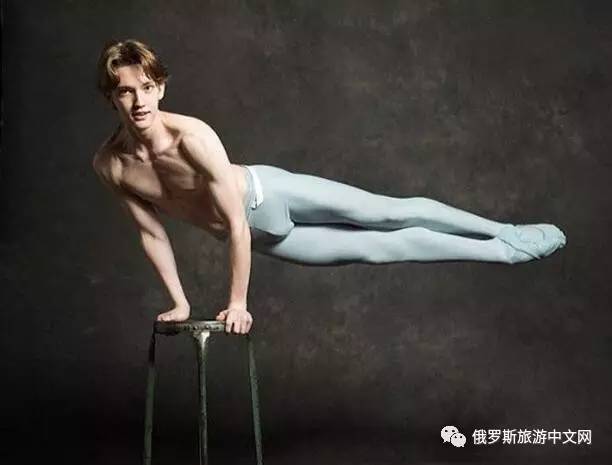 朱利安麦凯曾在5个国际芭蕾舞大赛中获奖,与世界多位著名芭蕾舞演员