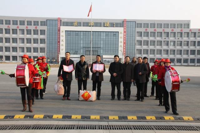 实验初中苏州路校区—顾正权 王海东乘着春风,让我们一起去回顾领略