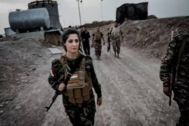 这位库尔德女狙击手据说被isis悬赏100