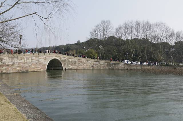 西湖长桥上看风景