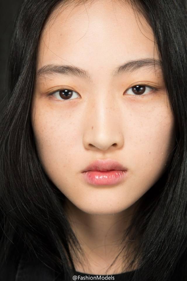 中国模特李静雯 (jing wen) 拥有一张略宽的圆圆面孔,但眉宇,神色