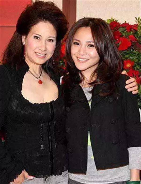 张彻最宠弟子,英年早逝,妻子甄妮4年后为其生女