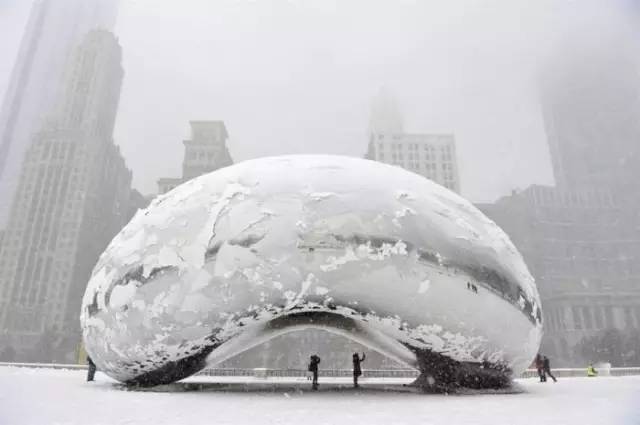 的东西是艺术家安尼施·卡普尔(anish kapoor)的成名作《云门(cloud