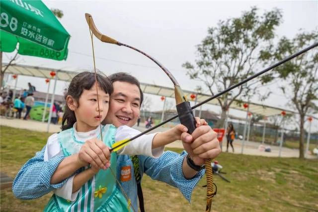 小朋友还可以给小动物喂食喔 堆沙,野炊,农耕体验 农耕体验 拔河,射箭