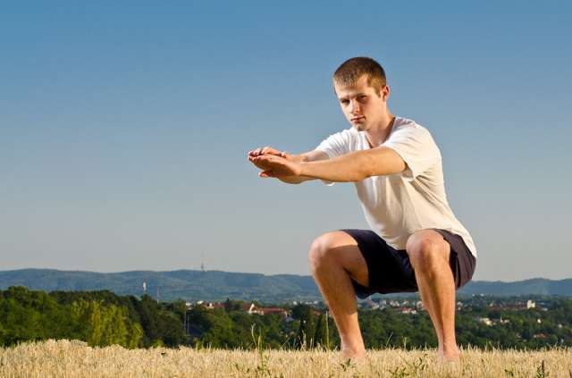 自重深蹲(bodyweight squat)