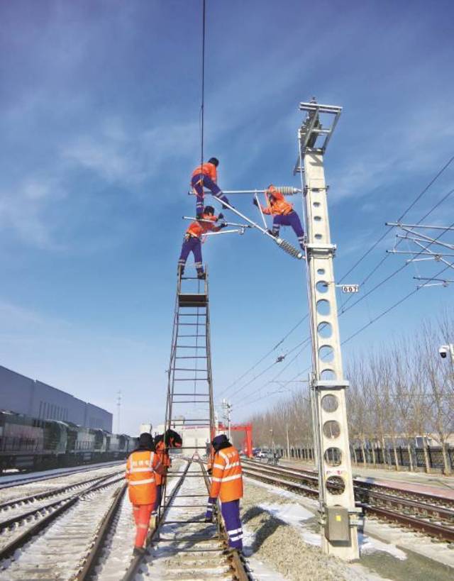 哈供电西庙台子接触网工区职工,正在采取梯车及登杆检查方式检验腕臂