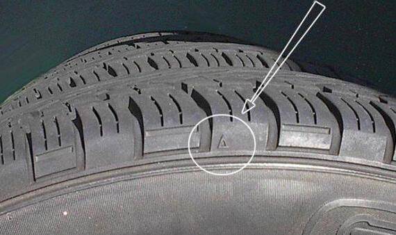 没错,每条轮胎上都有轮胎磨损的指示标记,磨损到了一定程度,就该换
