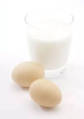 "牛奶加鸡蛋"代替主食 "牛奶加鸡蛋"是不少人早餐的主要内容,但这样