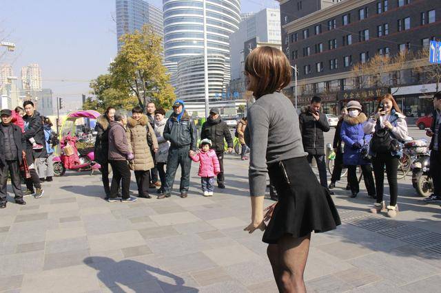 王兴山男扮女装在街头直播表演