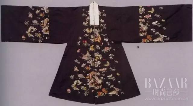 清代早期的花蝶图案的玄色戏衣,疑似是前朝的织物所做