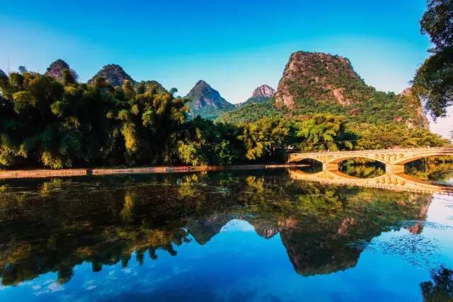 还是烟雨迷蒙,漓江山水都令人百看不厌,堪称是中国山水中的"百里画廊"