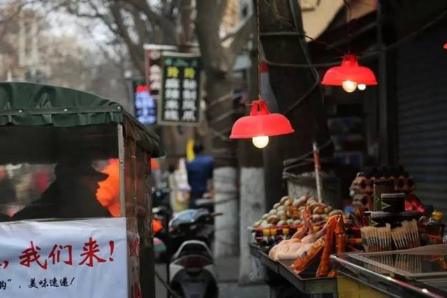 庙后街是位于西安西大街 东起西羊市和北广济街交会的麻家什字 西到