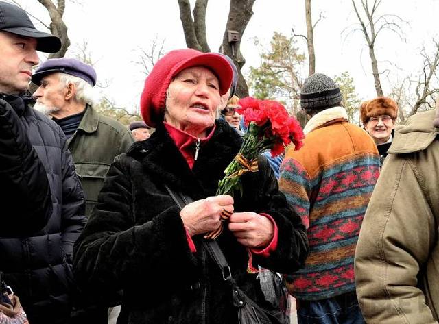 乌克兰警察逮捕佩戴"圣乔治丝带"的老妇人