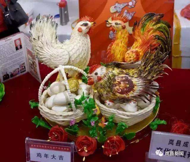 李成秀老师的面塑作品"鸡年大吉"