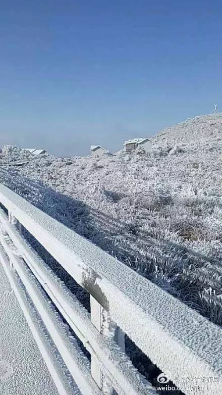 今天福建第一高峰建宁金铙山山上飘起了鹅毛 大雪,高山小木屋和高山小