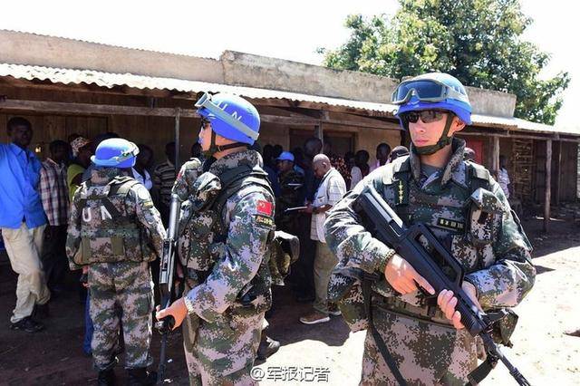 穿着防弹衣的中国维和部队穿着防弹衣的中国维和部队根据国际通用的