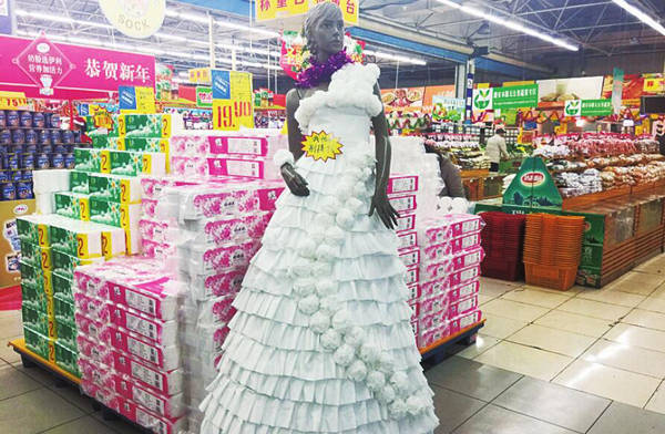 长治:超市惊现"手纸婚纱" 吸引市民纷纷围观