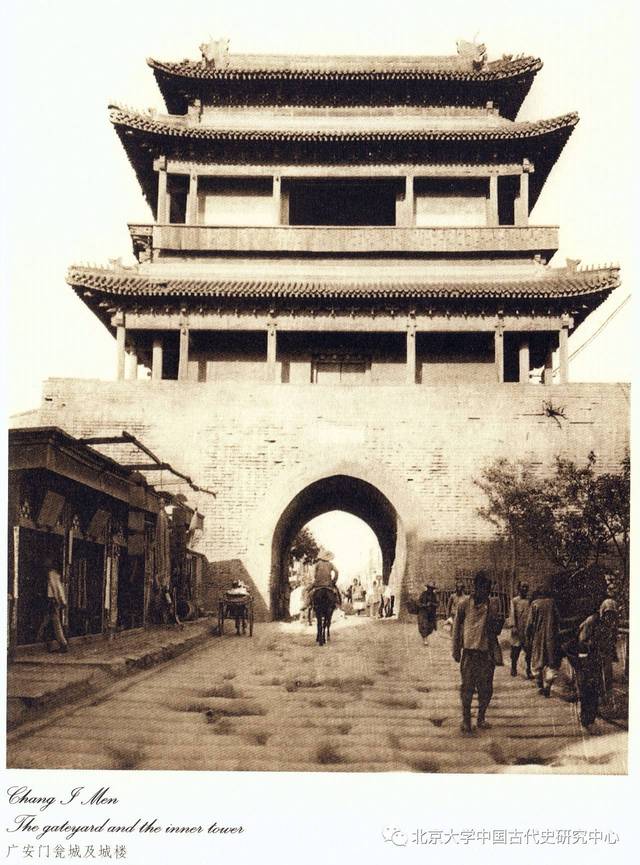 1922年北京广安门城楼内