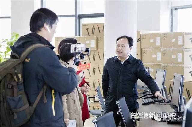 基地建设办公室任主任彭邦明接受长江日报记者采访