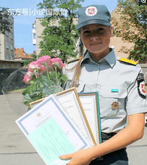 波兰女警察不仅可以在很短的时间内打开和启动一辆车,而且还以使用