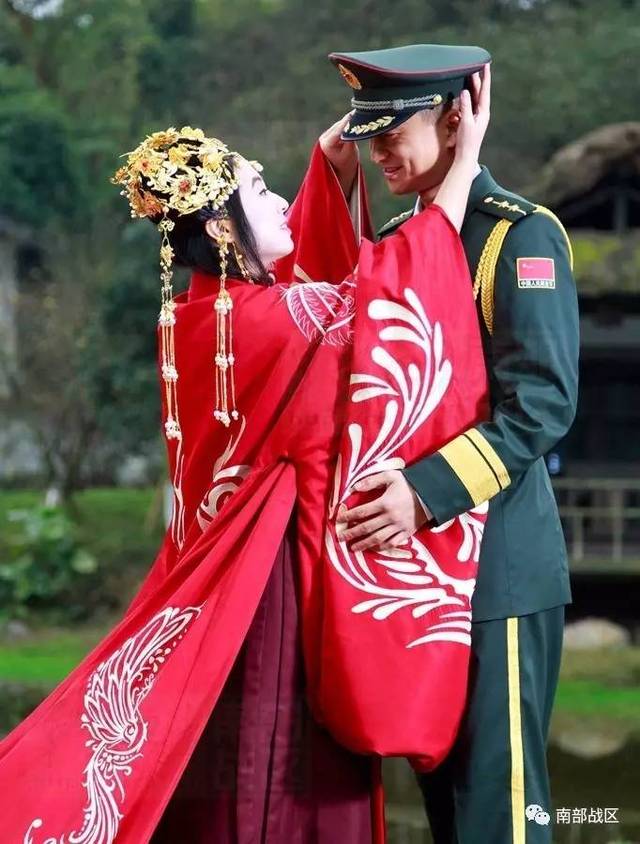 一场独一无二的婚礼:我着汉服,你穿军装