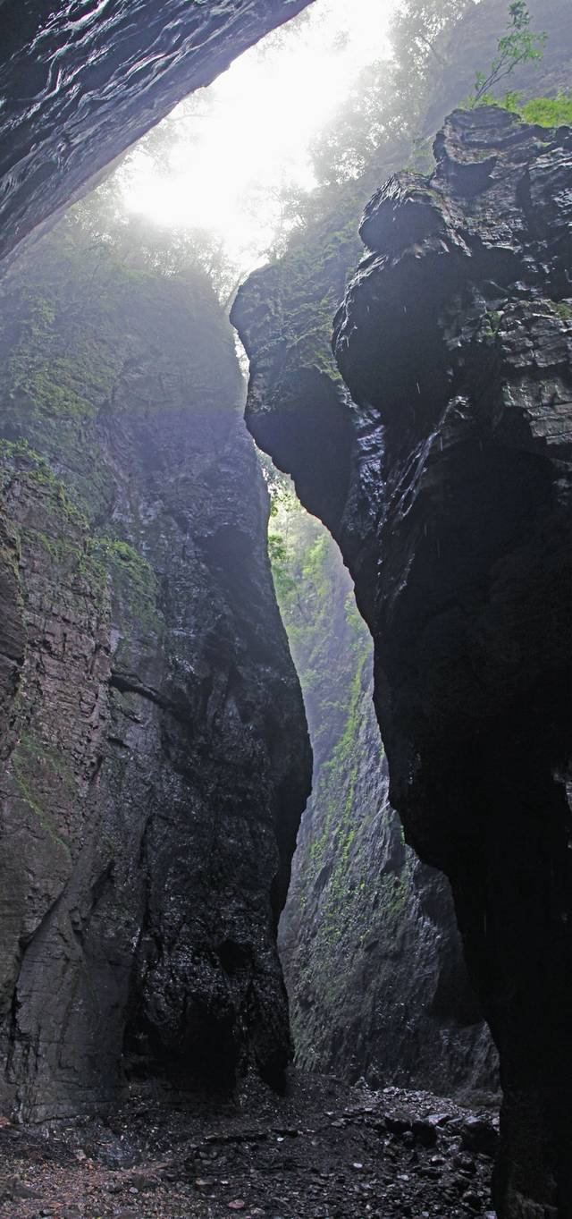 天井峡雨中钻地缝;幽,深,险,奇景叹天工—鄂