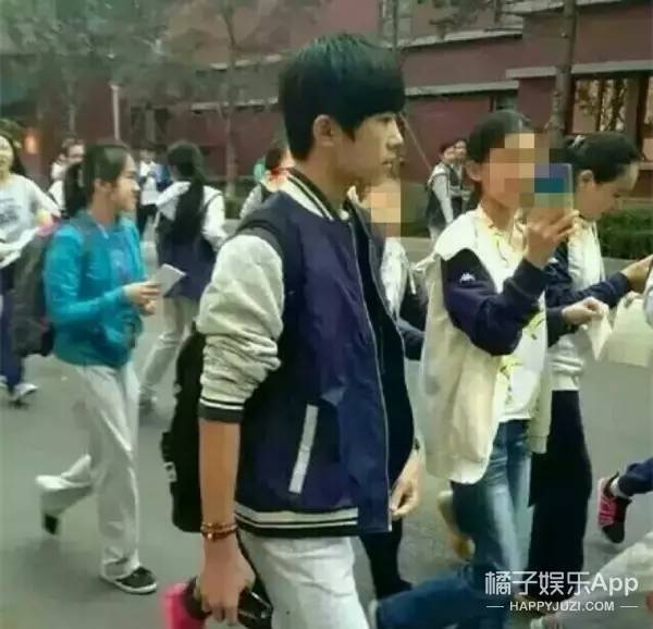 王源回学校上课,全校的同学都来爬窗张望,大部分都是男孩子?