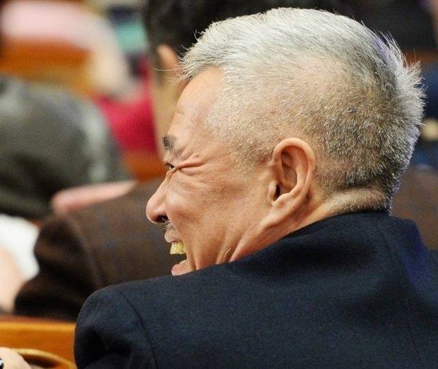 赵本山两会手合十致谢 我们如何高调做事低调做人