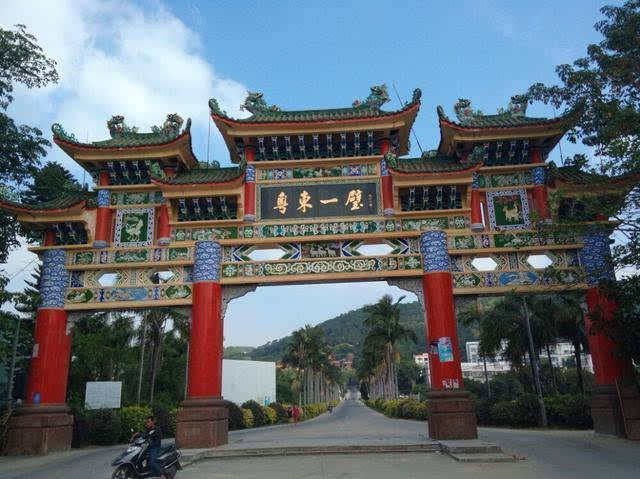 "雷音寺",有自然景点"谏玉泉",有近代建筑物"粤东一壁"(赵朴初题)牌坊