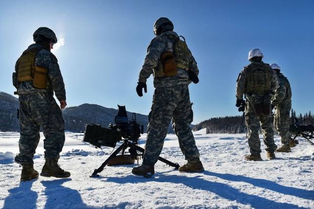 美军第25步兵师在阿拉斯加进行实弹射击