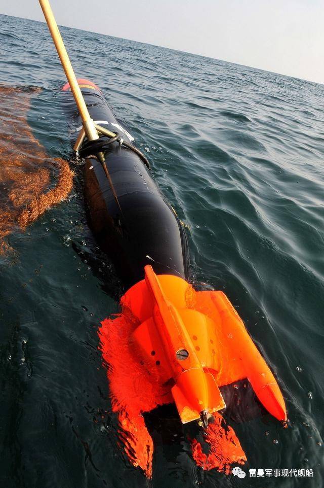 鯆鱼鱼雷的尾部特写,它的伺服鳍控制航向和泵喷射推进器构成了独特的