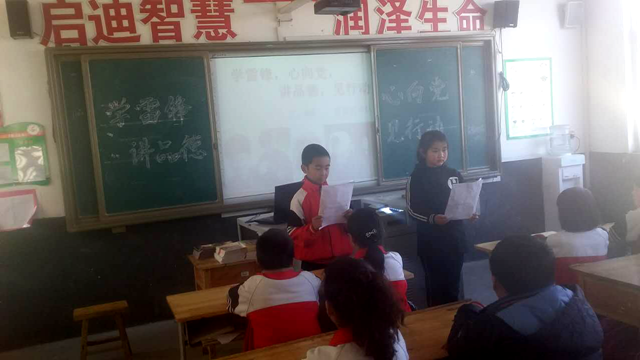 临沂双月湖小学:学雷锋 我们在行动