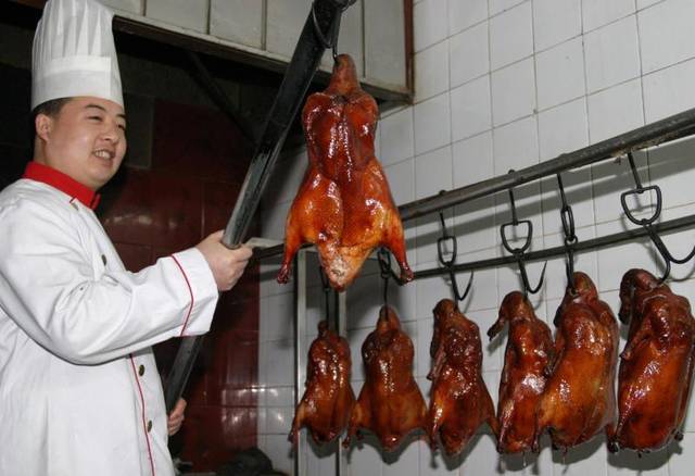 正是有他们辛苦做鸭,我们在香港才能吃到正宗北京烤鸭.