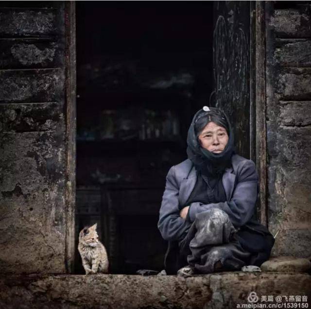 晏音(福建省建筑设计研究院) 妈妈倚门等待在外打工的孩子回家过彝年