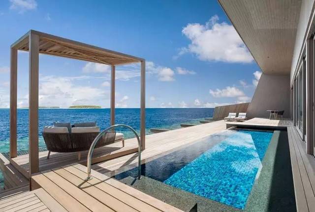 每间水上别墅(带泳池)均位于度假酒店的环岛珊瑚礁附近,地理位置得天