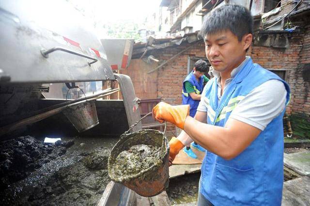 他们是勤劳朴实的挑粪工路人见到他们都敬而远之