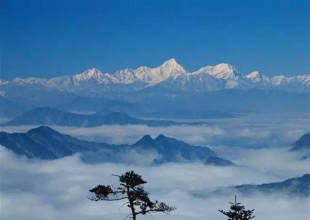 图/自峨眉山顶远眺贡嘎雪山,图片来源:网络