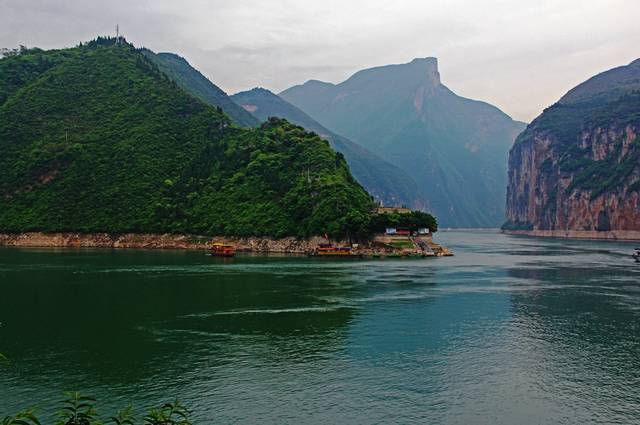 瞿塘峡口;正是十元人民币的背景图案