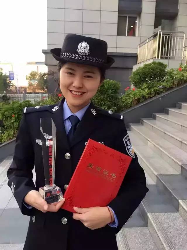 褪下警服的她们一样美丽动人