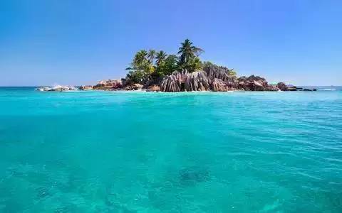 塞舌尔群岛由92个岛屿组成,一年只有两个季节——热季和凉季,没有