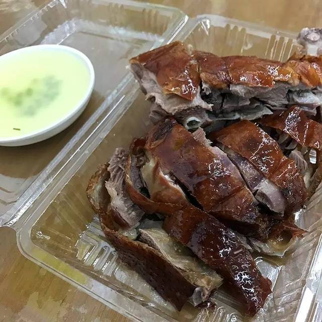 白斩鹅,烧鹅,醉鹅,卤鹅…这家专门吃鹅肉的店,养了一万只鹅,一天