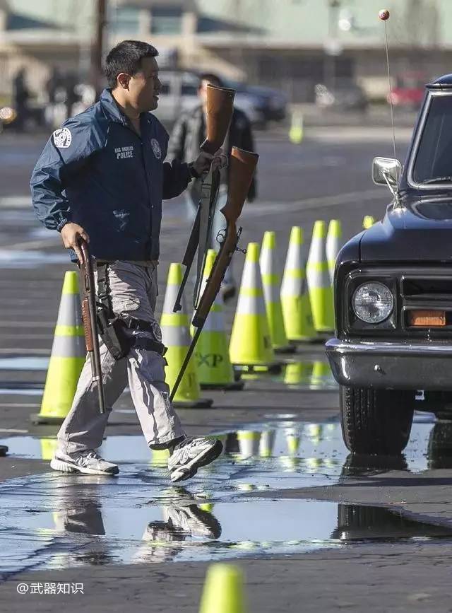 洛杉矶警察手持回收的司登冲锋枪.