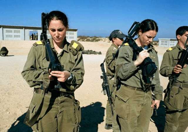 以色列女兵连洗澡都要带着枪,知道这是为什么吗?