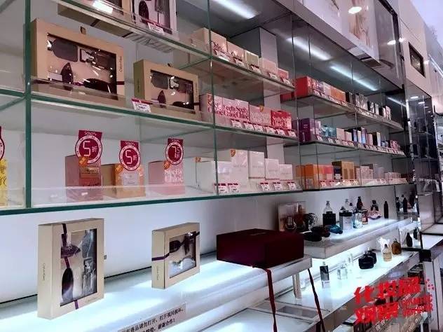 在全国约17万家化妆品店中,经营香水且在店内设计了香水区,香水墙的