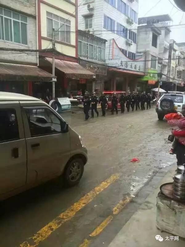 今天藤县大黎镇两姓族因祖坟问题聚集100多人上街 警方近100警员出动