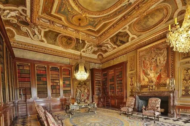 就像是旧制度下的大多数城堡一样,给国王的屋子均是装饰最多的房间,是