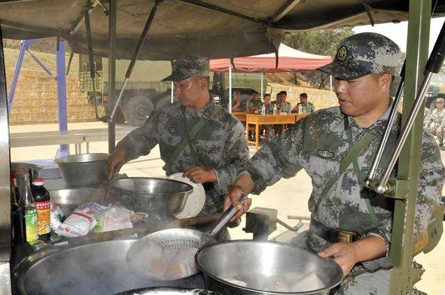 当兵跳出农门,没想到进炊事班烧火做饭!