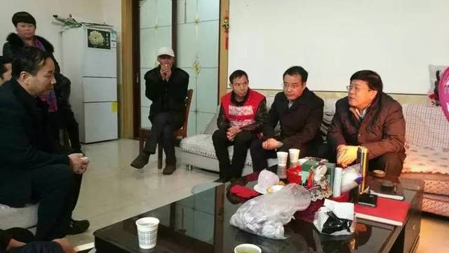 王碧辉仔细察看了敬老院的休息室,厨房,活动室,详细询问田根全敬老院