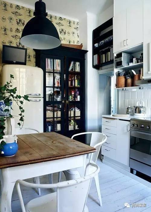 紧凑格局的餐厨空间,将冰箱放在墙角是最佳选择.