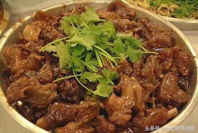 生焖狗肉:是以焖为烹饪手法,香气诱人,味道咸香,加上辣椒的辣味,狗肉